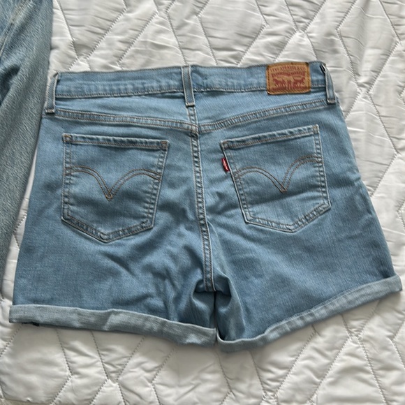 Levi’s “Mid Length Shorts” - Picture 4 of 4